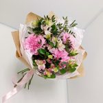 Букет из Альстромерии с диантусами