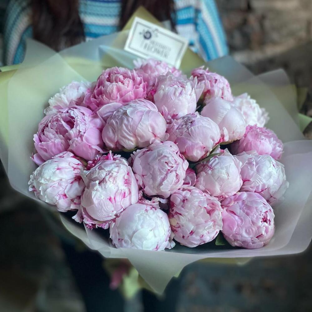 Букет из 19 розовых пионов в дизайнерской упаковке 